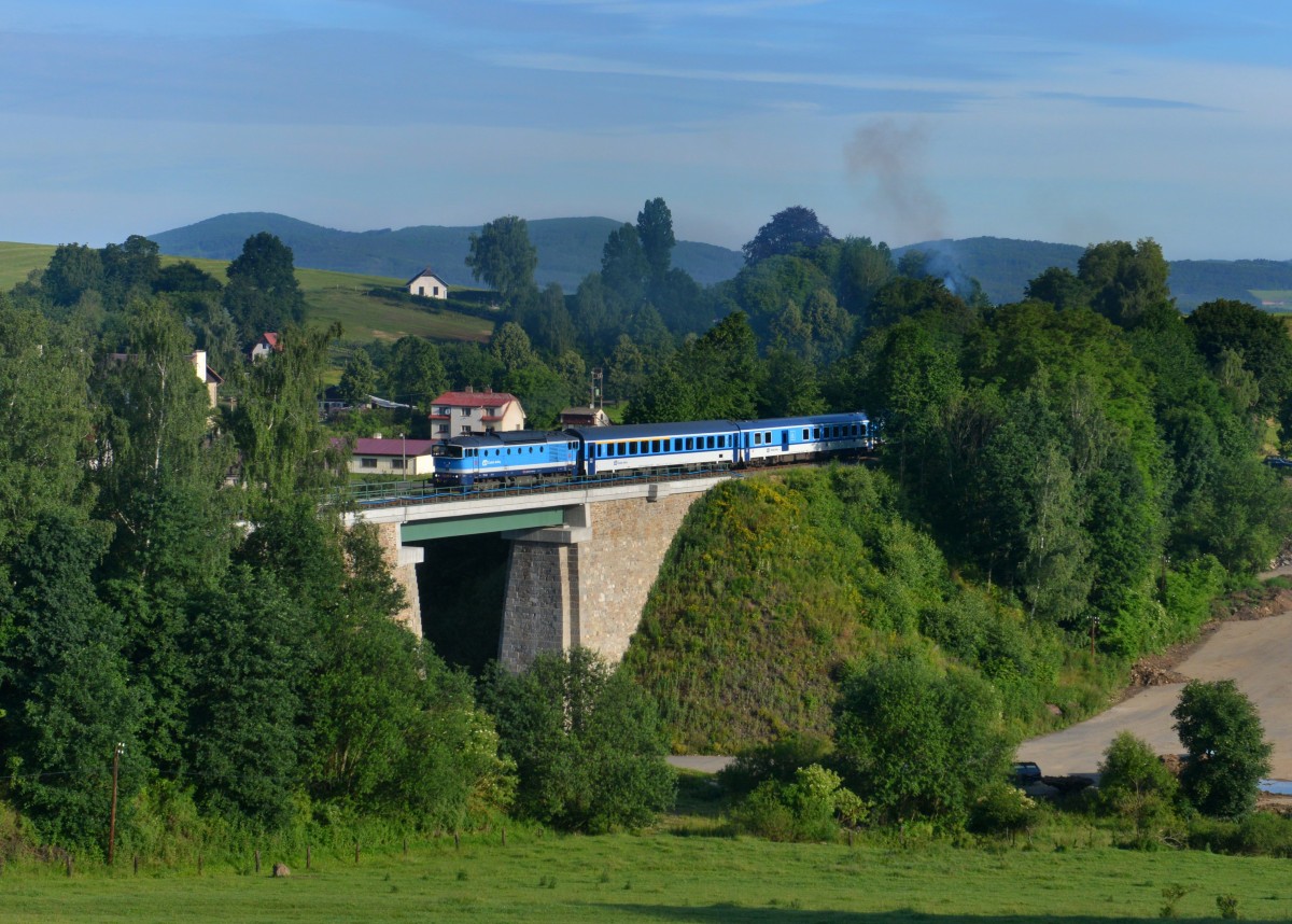 754 015 mit Os 7502 am 25.06.2015 bei Desenice. 