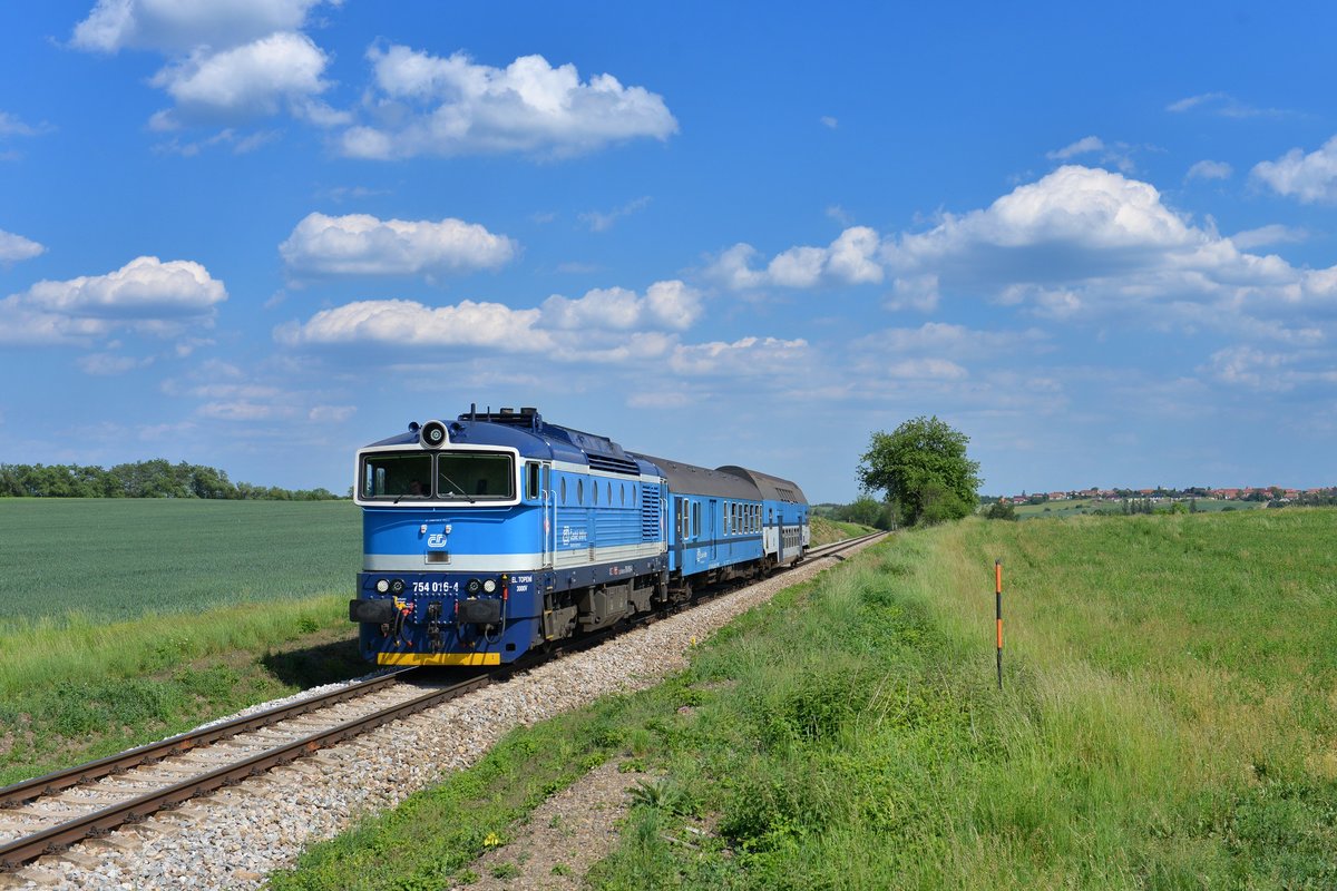 754 016 mit einem Os am 02.06.2017 bei Namest nad Oslavou. 