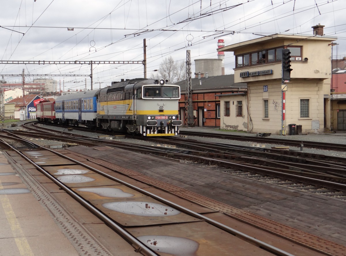 754 018-0 zu sehen am 12.01.15 bei der Einfahrt in Brno hlavní nádraží. Bild Bahnsteigzugang gelbe Linie links.