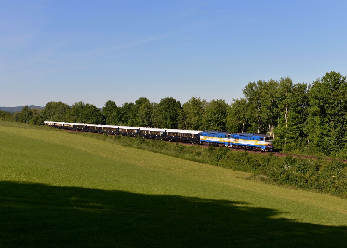 754 019 + 754 057 mit dem Orientexpress am 07.06.2014 bei Klöpflesberg. 