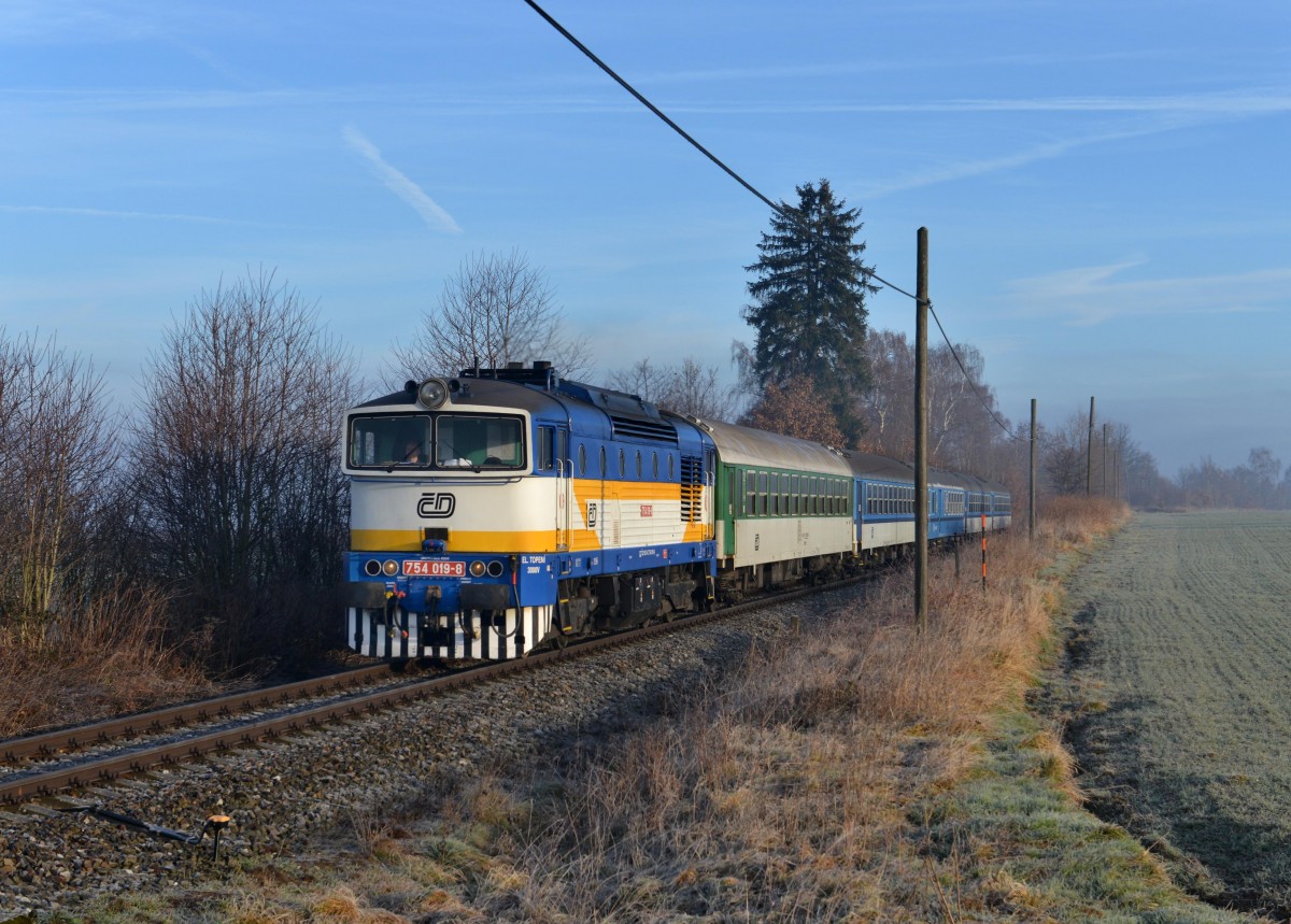 754 019 mit einem R nach Bhmisch Eisenstein am 03.01.2014 bei Petrovice nad Uhlavou.