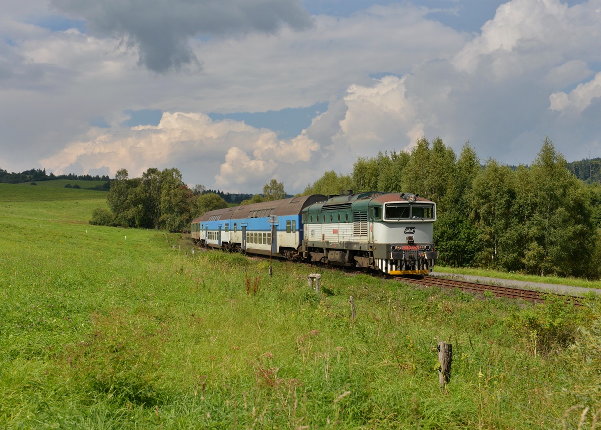 754 022 mit einem Os nach Budweis am 08.09.2014 bei Horice.