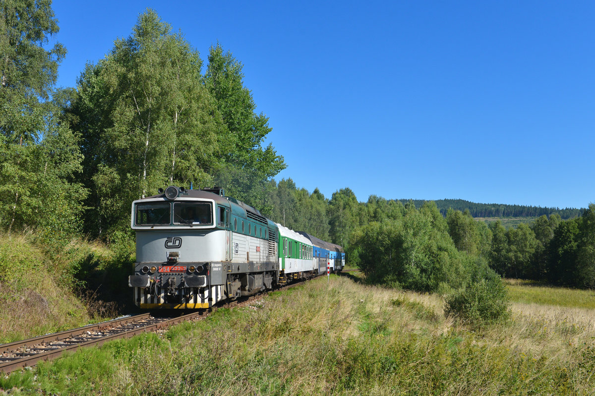754 022 mit Os 8103 am 15.08.2017 bei Polna na Sumave. 