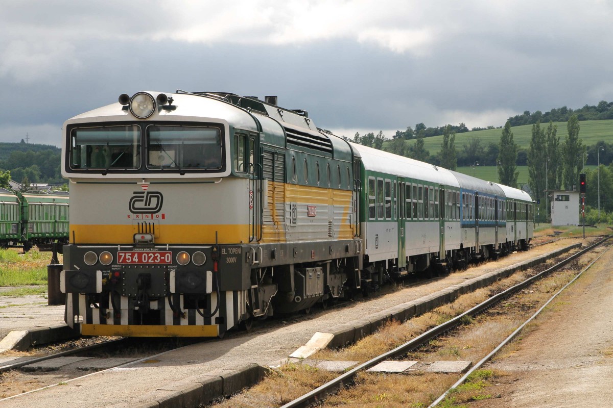 754 023-0 mit Os 4834 Brno-Okřky auf Bahnhof Okřky am 31-5-2013.