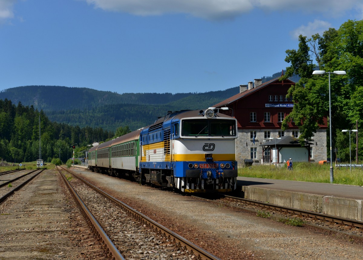 754 024 mit einem Personenzug am 01.07.2013 in Bhmisch Eisenstein.