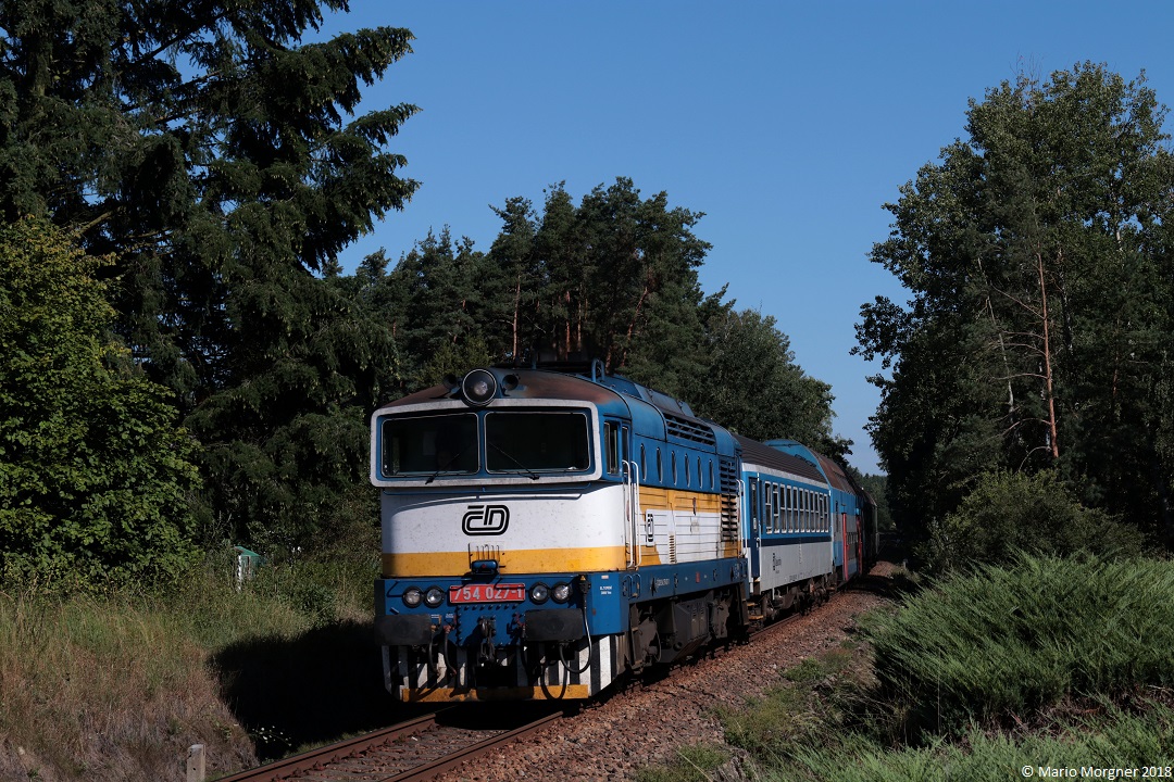 754 027-1 am Os 8707 von Veselí nad Lužnicí - České Velenice unterwegs bei Lomnice nad Lužnicí, 11.08.2018