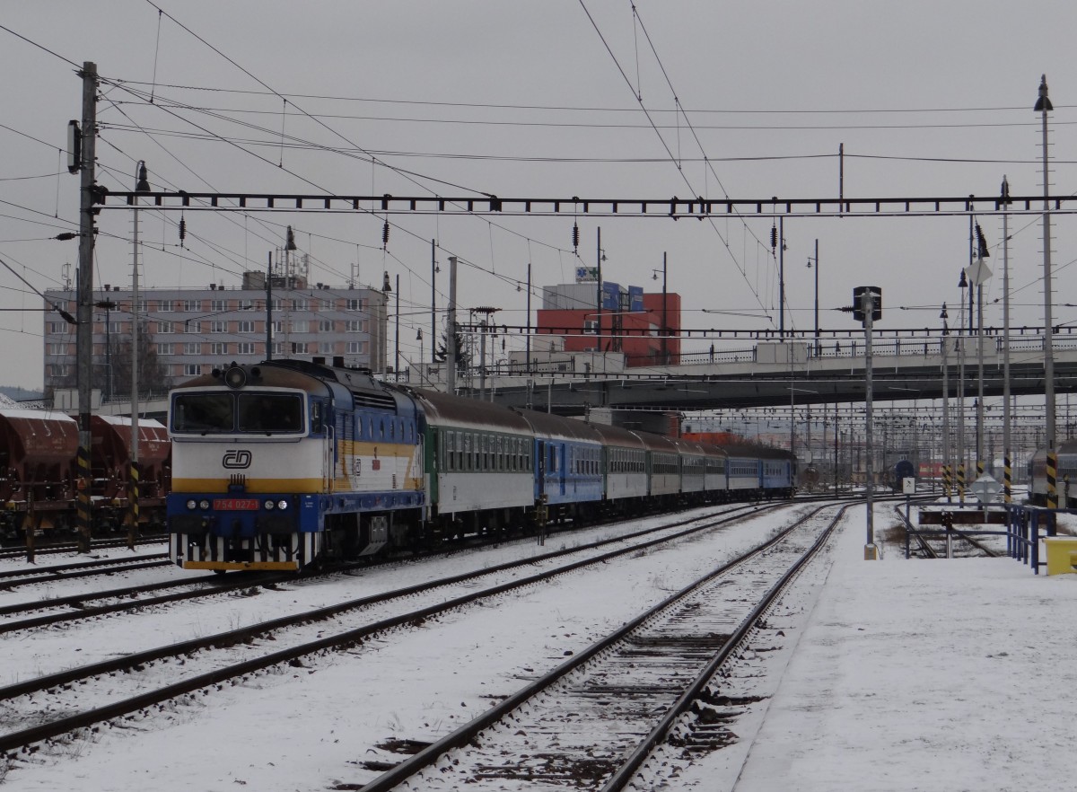 754 027-1 steht am 30.12.14 in Plzeň hlavní nádraží. 