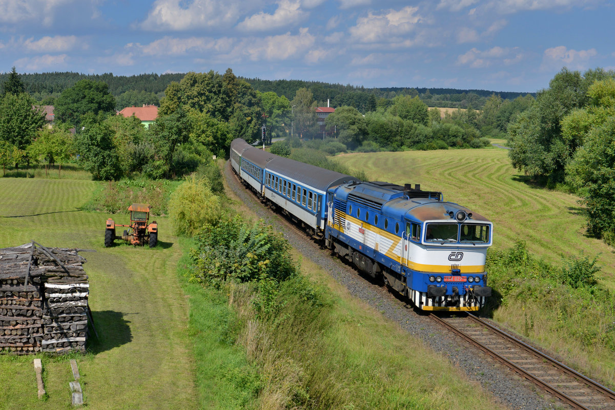 754 027 mit Os 7412 am 18.08.2016 bei Blizejov. 