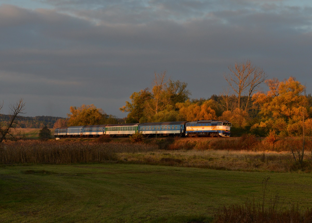 754 027 mit Os 7414 am 26.10.2015 bei Nahosice. 