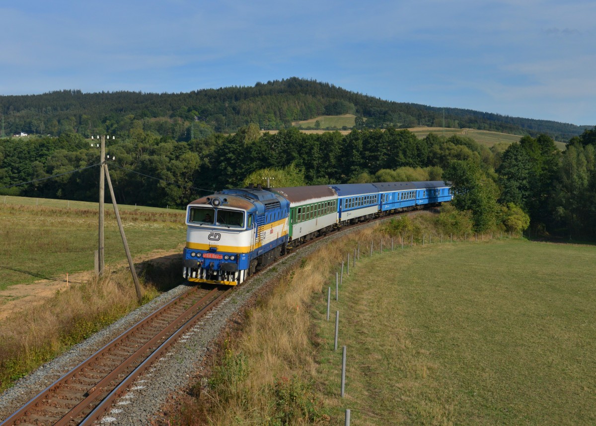 754 027 mit Os 7501 am 13.09.2015 bei Desenice. 
