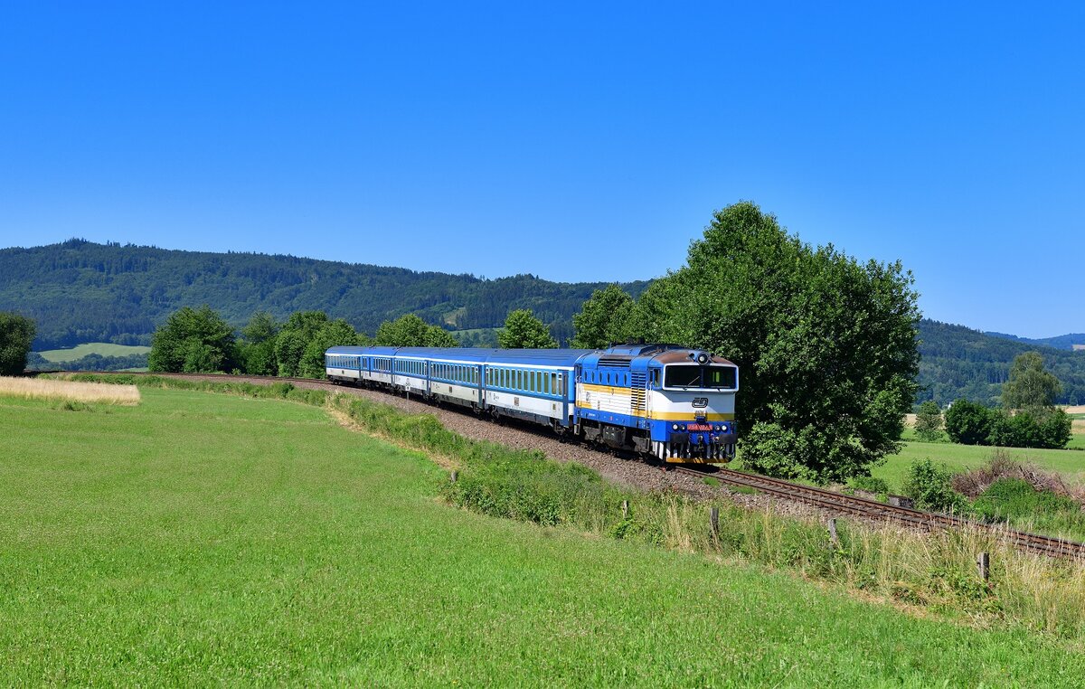754 027 mit R 763 am 03.07.2022 bei Desenice.