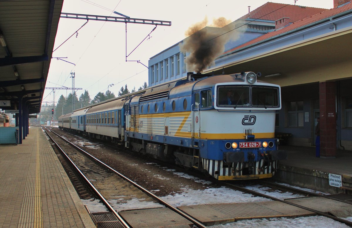 754 029-7 am 13.02.17 mit dem Os 7542 in Klatovy.