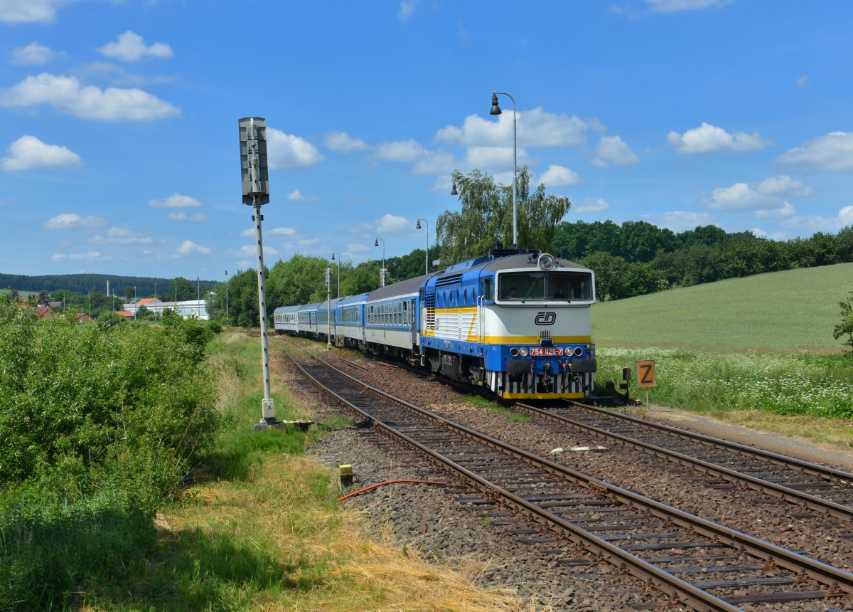 754 029 mit EX 52353 am 17.06.2015 bei Blizejov. 