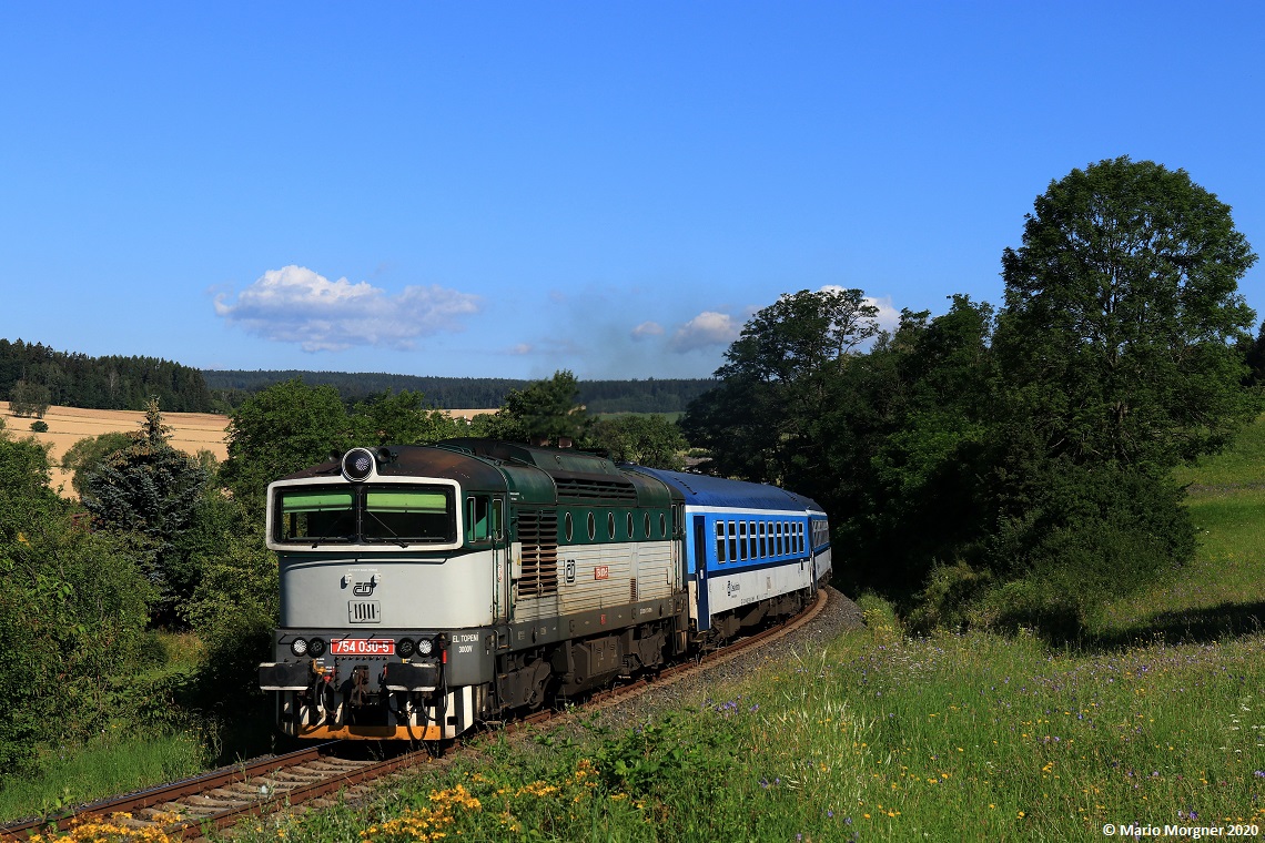 754 030 mit den R 930 Trutnov - Praha hl.n. unterwegs bei Velké Svatoňovice, 25.07.2020