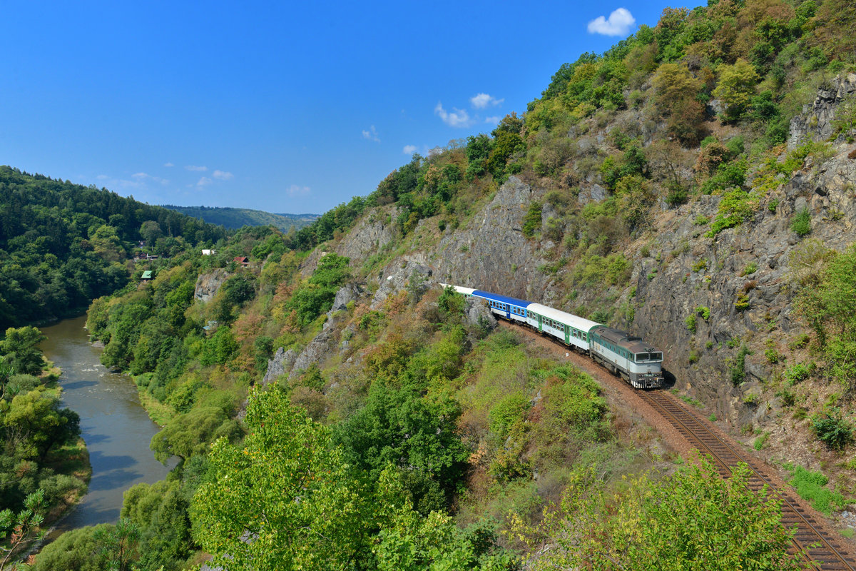 754 031 mit einem Os am 22.08.2015 bei Petrov u Prahy.