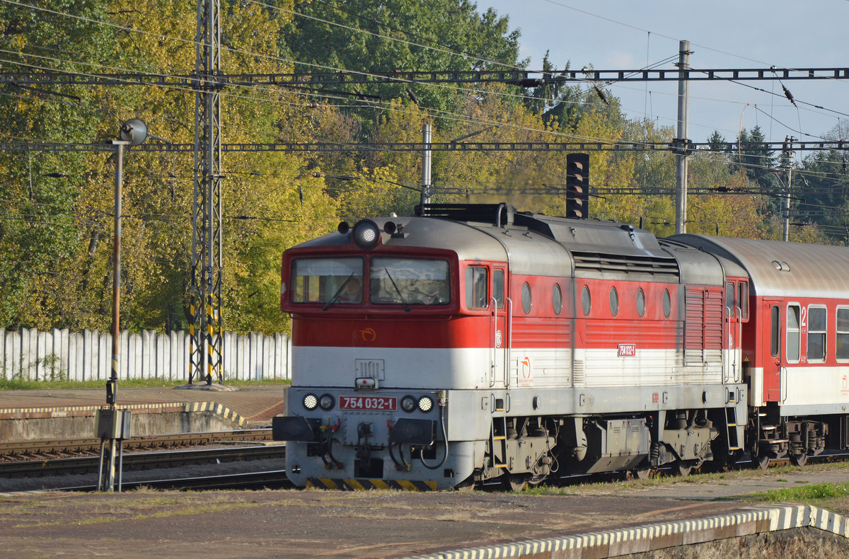 754 032-1, fährt in Zvolen os. st./Altsohl Persbf. ein; 07.10.2019 