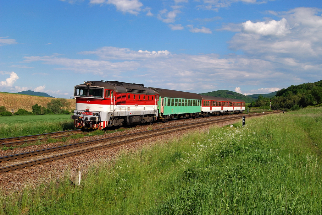 754 033 mit Os 6220 vor Zvolenska-Slatina (20.05.2014)