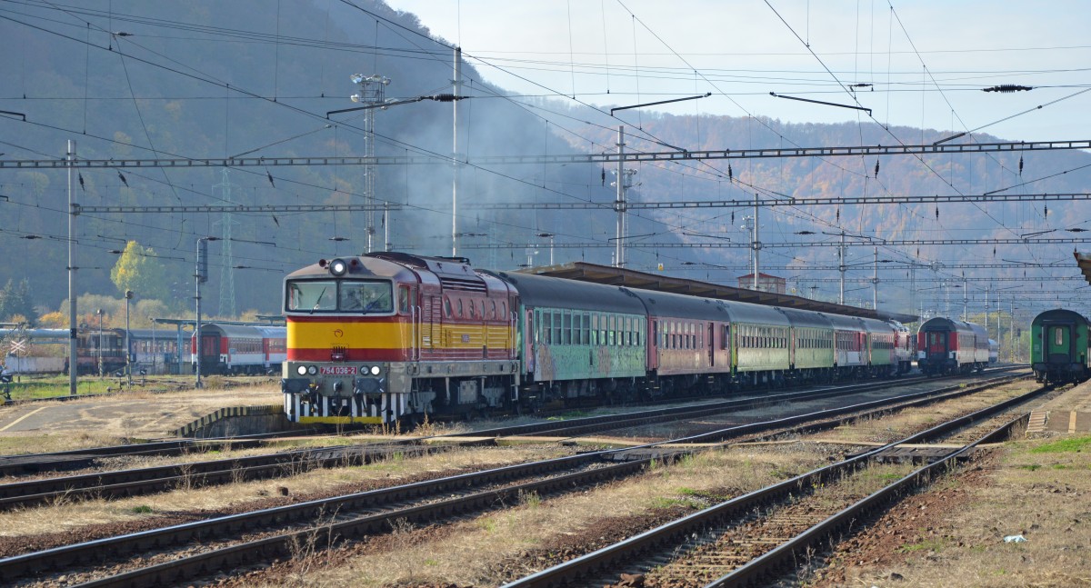 754 036-2 fhrt ab mit Regionalzug Os 7310 Zvolen os. st./Altsohl Persbf. (10:52) – Bansk Bystrica/Neusohl (11:22). Nchster Halt: Zvolen mesto/Altsohl Stadt; 19.10.2013