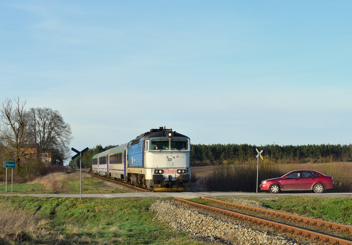 754 037-0 hat soeben den Haltepunkt Popowo Skwierzynskie mit dem IC 87100 passiert und ist auf den Weg nach Zbaszynek.

Popowo 12.02.2022