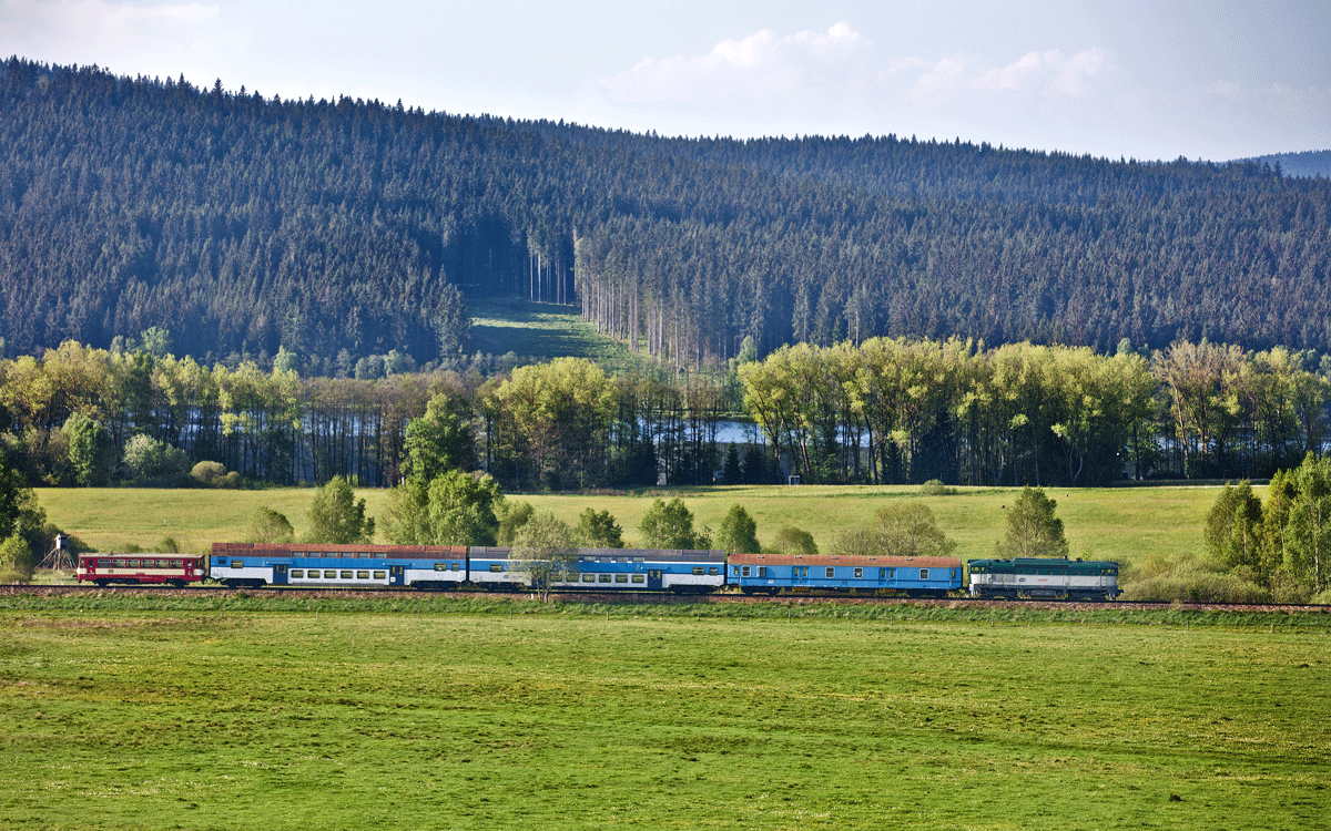 754 039-6 mit dem Os 8101 am frühen Morgen in Pihlov.Bild vom 22.5.2017
