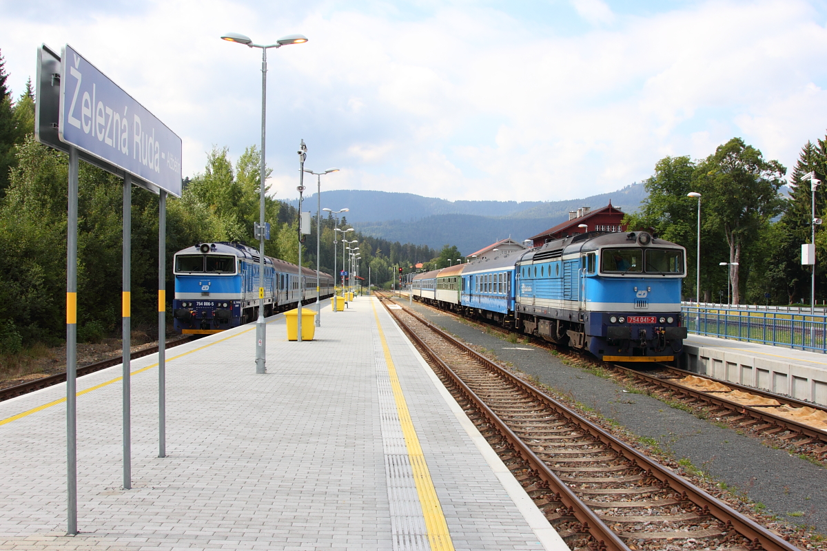754 041-2 und 754 006-5 CD in Železná Ruda (Eisenstein) am 18.08.2016.