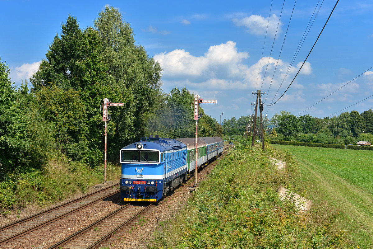 754 041 mit einem Os am 24.08.2013 bei Janovice nad Uhlavou. 