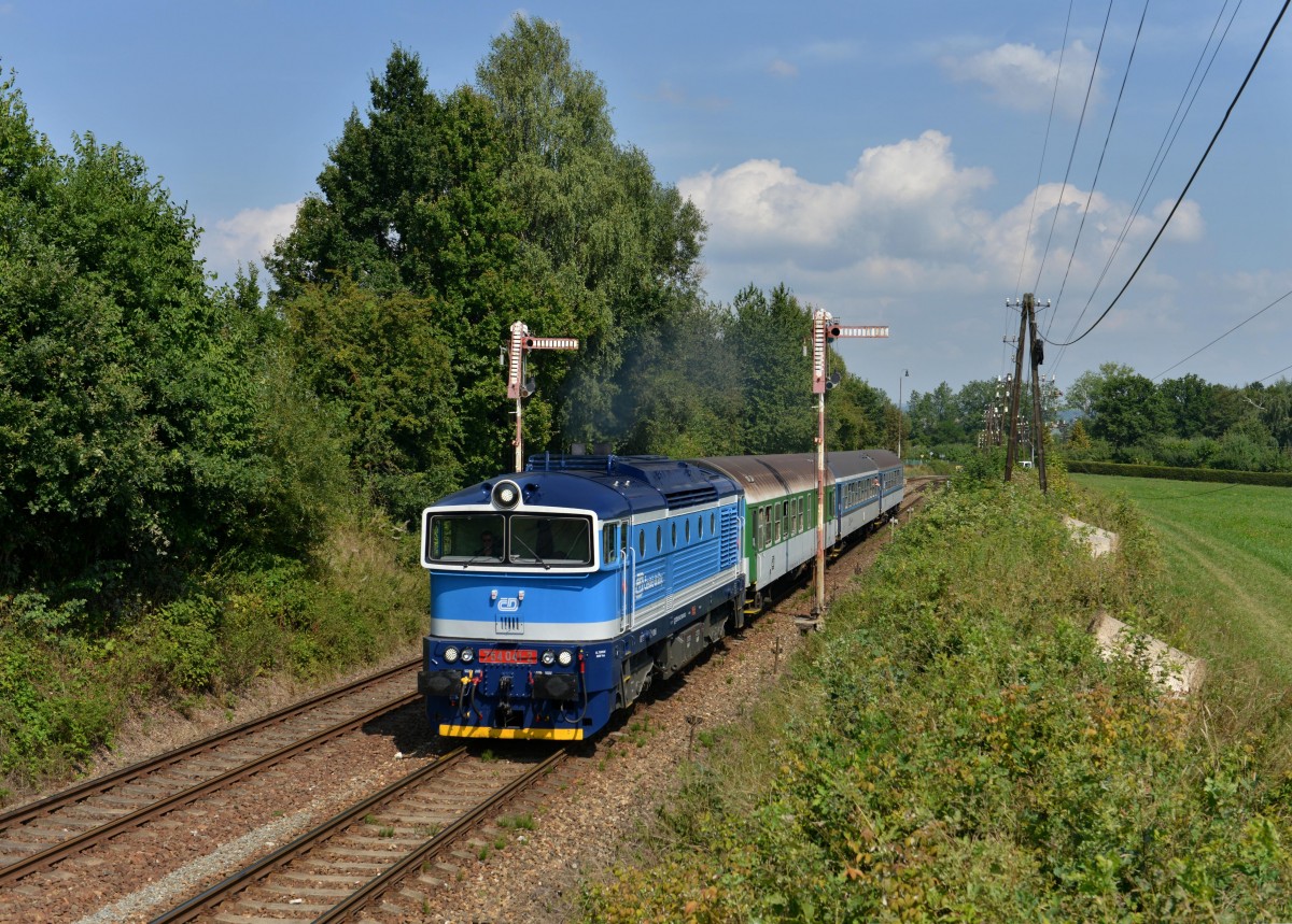754 041 mit einem Os nach Bayerisch Eisenstein am 24.08.2013 bei Janovice nad Uhlavou.