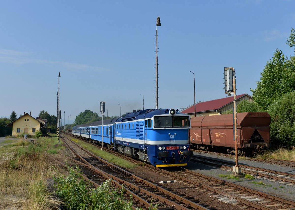 754 041 mit einem R nach Prag am 24.08.2013 bei der Ausfahrt in Janovice nad Uhlavou.