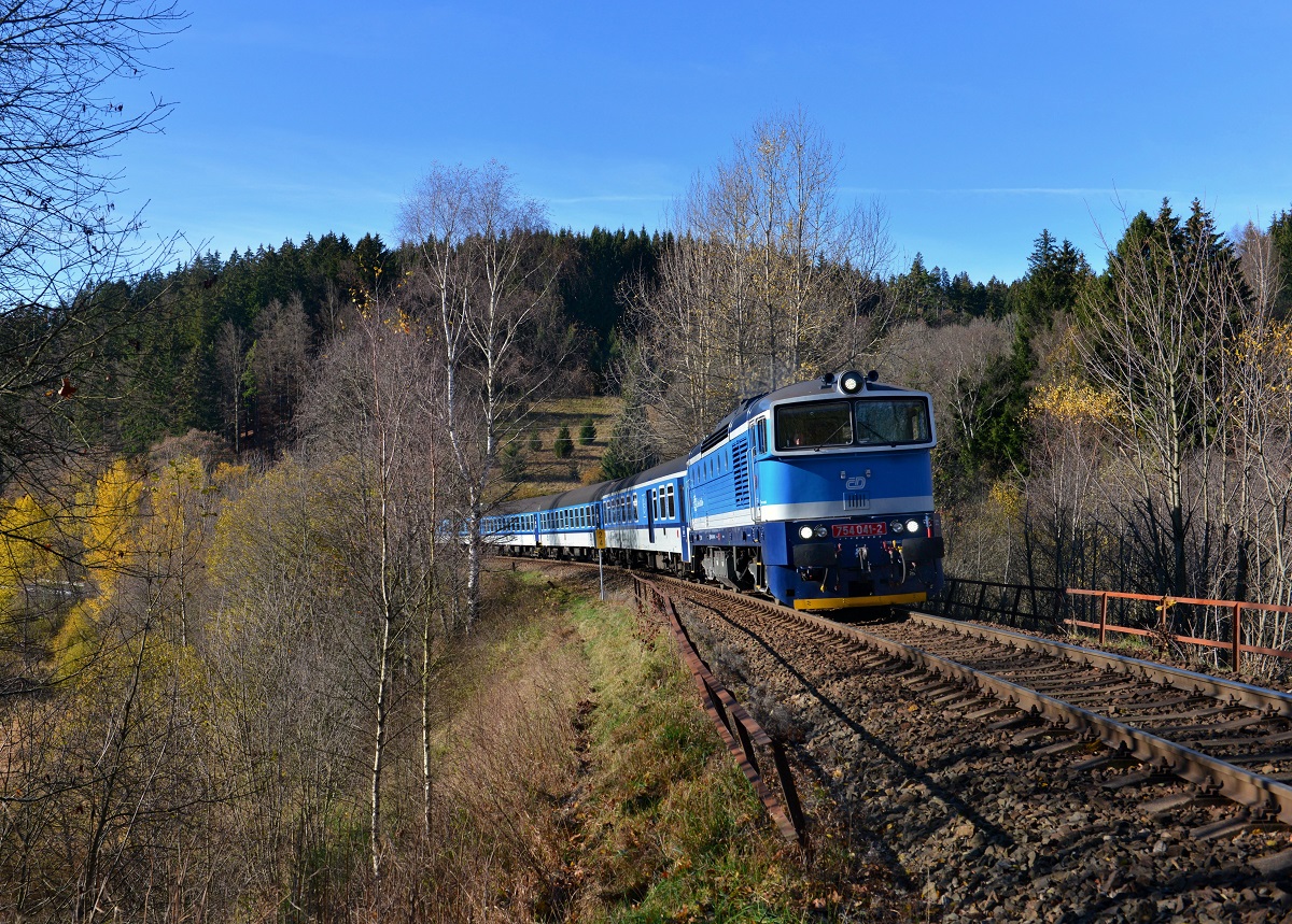 754 041 mit einem R nach Prag am 09.11.2014 bei elezn Ruda-Albětn. 