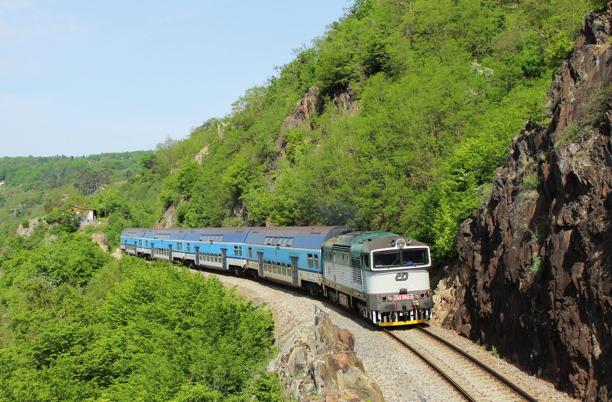 754 042-0 als Os 9057 zu sehen am 03.05.25 bei Petrov u Prahy. 