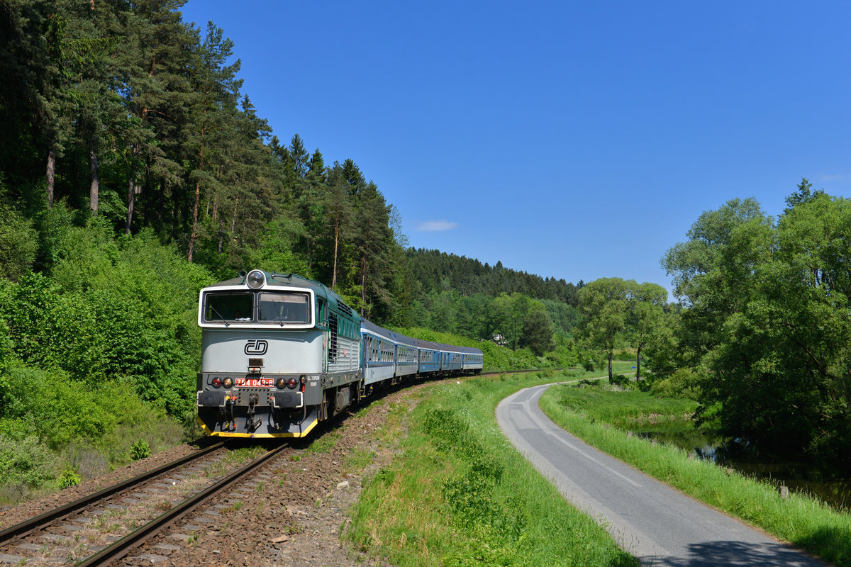 754 043 mit einem R am 02.06.2017 bei Bransouze. 