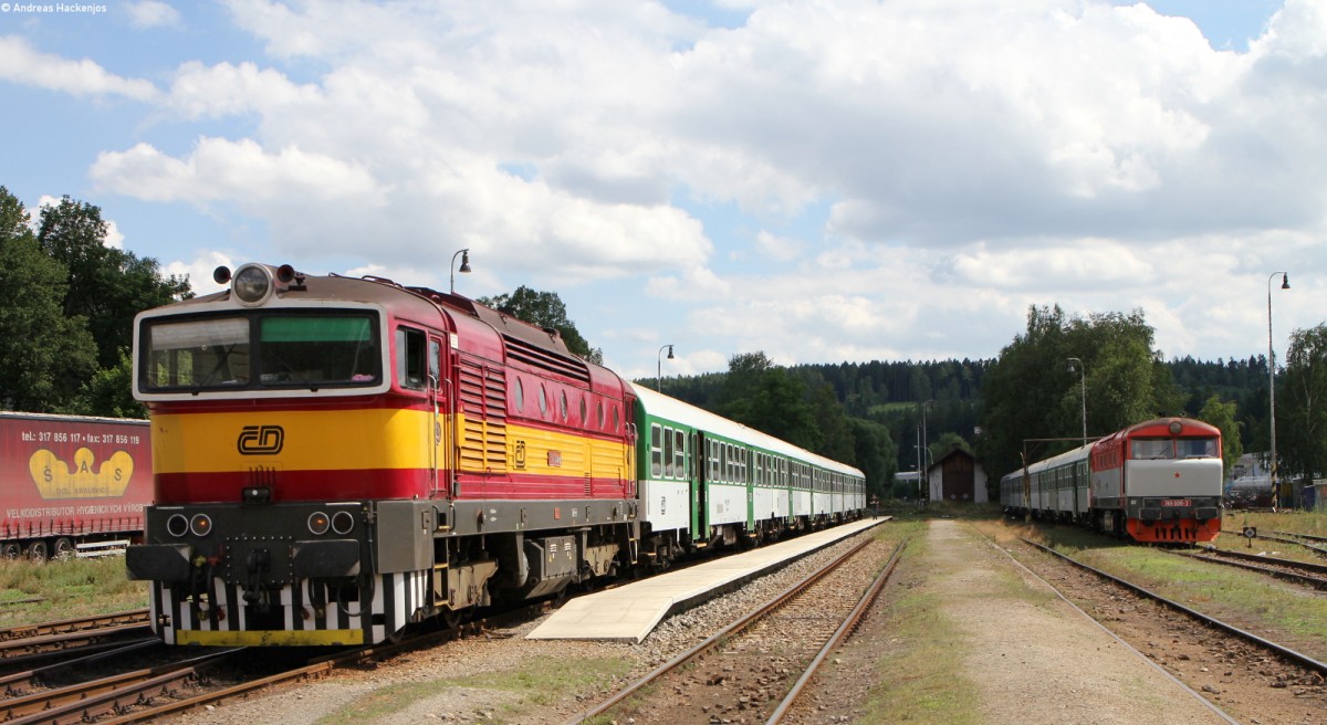 754 044-6 mit dem Os 9206 (Svetla nad Sazavou-Praha hl.n.) und 749 006-3 in Zruc nad Sazavou 6.7.14. Bild entstand vom  Bahnsteig 