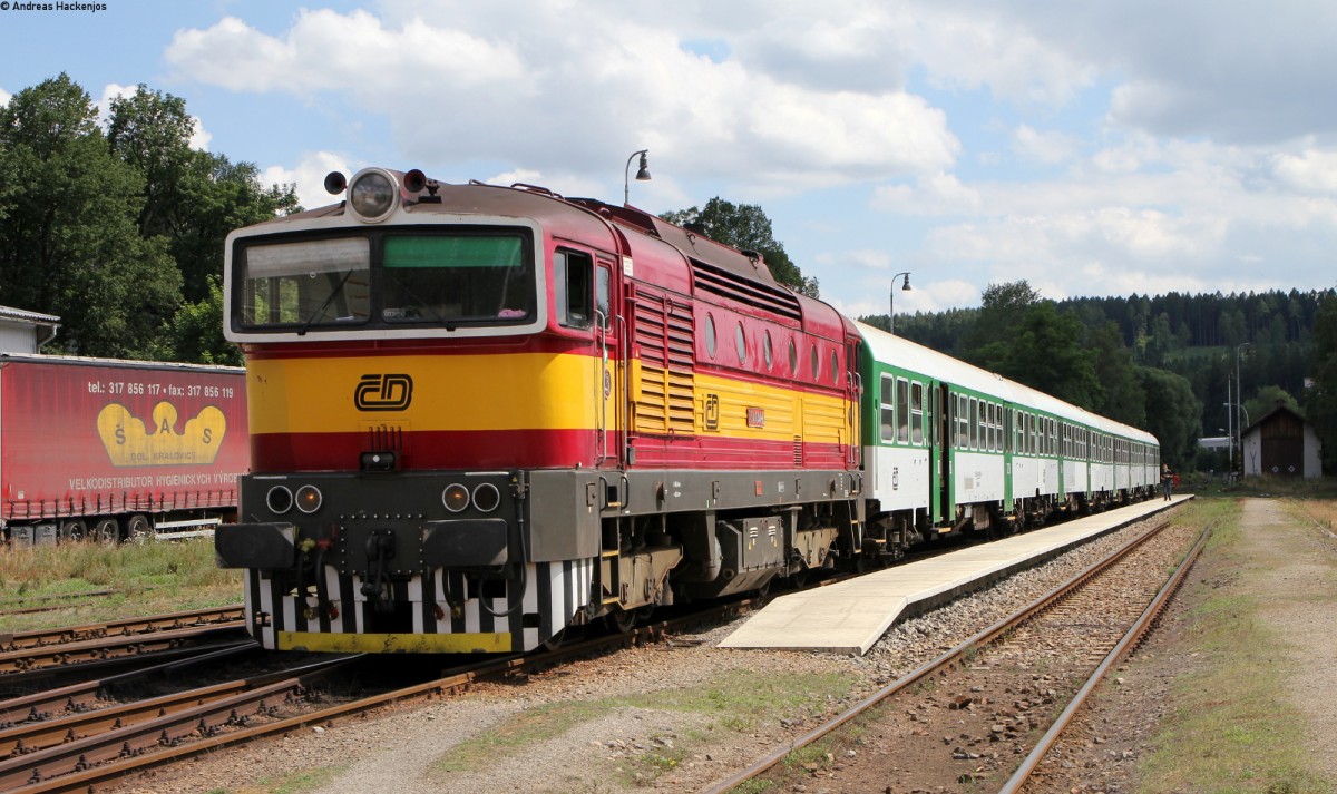 754 044-6 mit dem Os 9206 (Svetla nad Sazavou-Praha hl.n.) in Zruc nad Sazavou 6.7.14. Bild entstand vom  Bahnsteig 