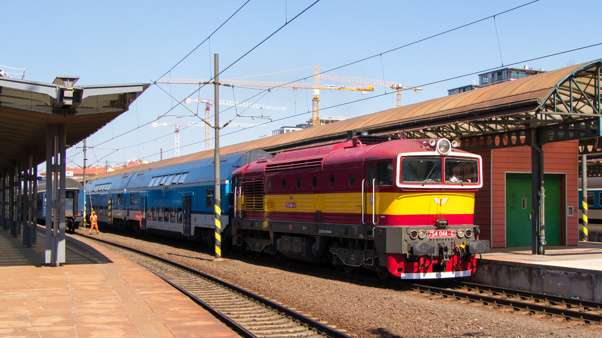 754 044-6 mit dem Zug nach Cercany. Abgelichtet am 19. April 2019 in Praha hl.n. 
