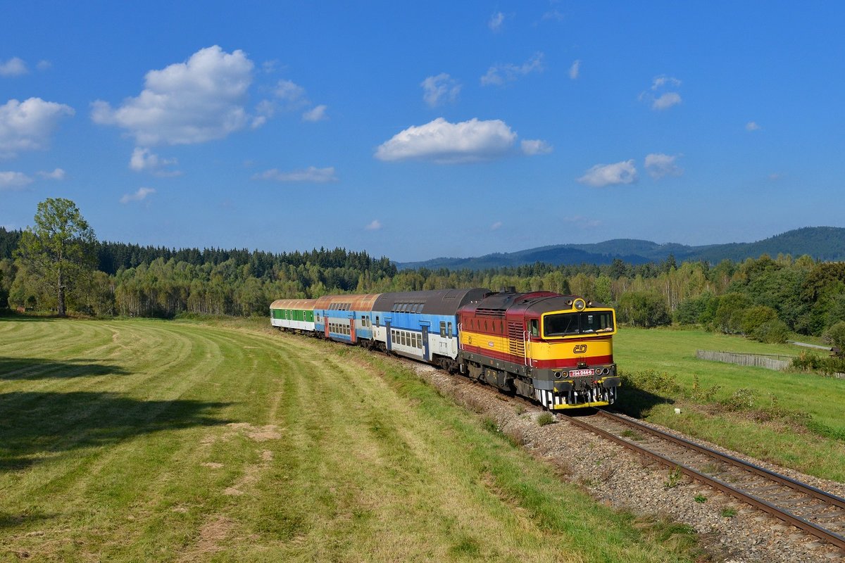 754 044 mit einem Os am 15.09.2016 bei Ovesna. 