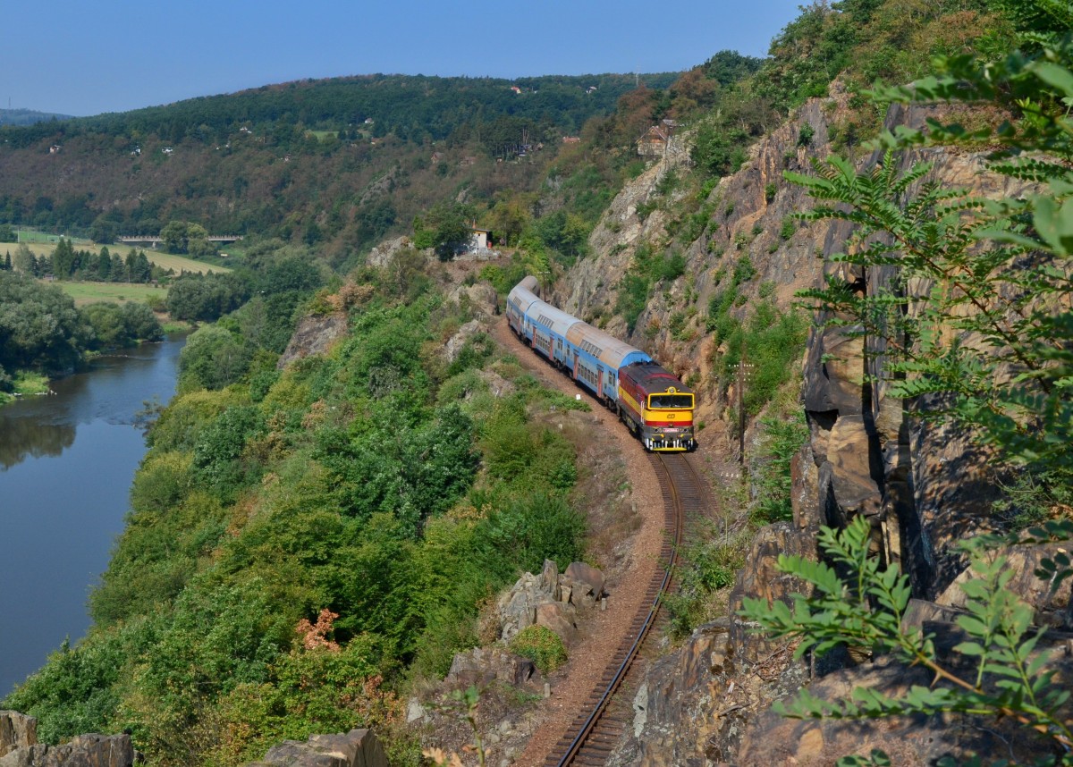 754 044 mit einem Os am 22.08.2015 bei Petrov u Prahy. 