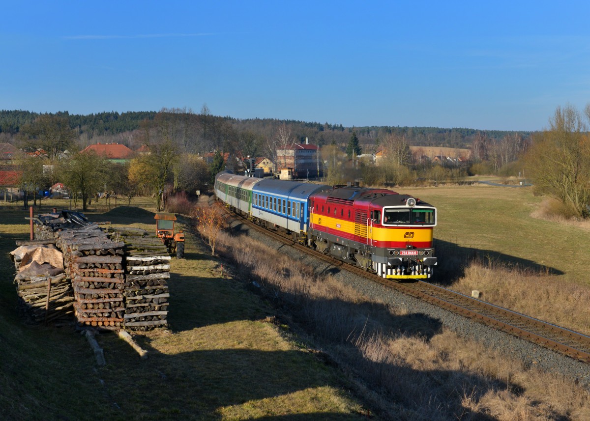 754 044 mit Os 7414 am 09.03.2015 bei Blizejov.