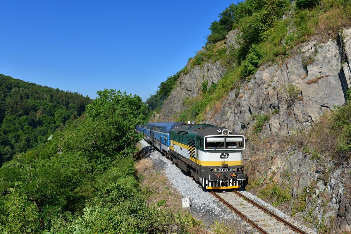 754 045 mit einem Os am 24.06.2017 bei Petrov u Prahy. 