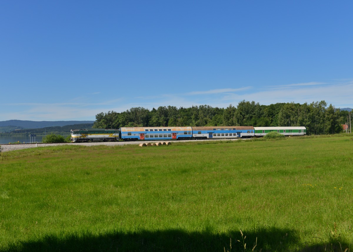 754 045 mit einem Os am 11.07.2015 bei Cerna v Posumavi.