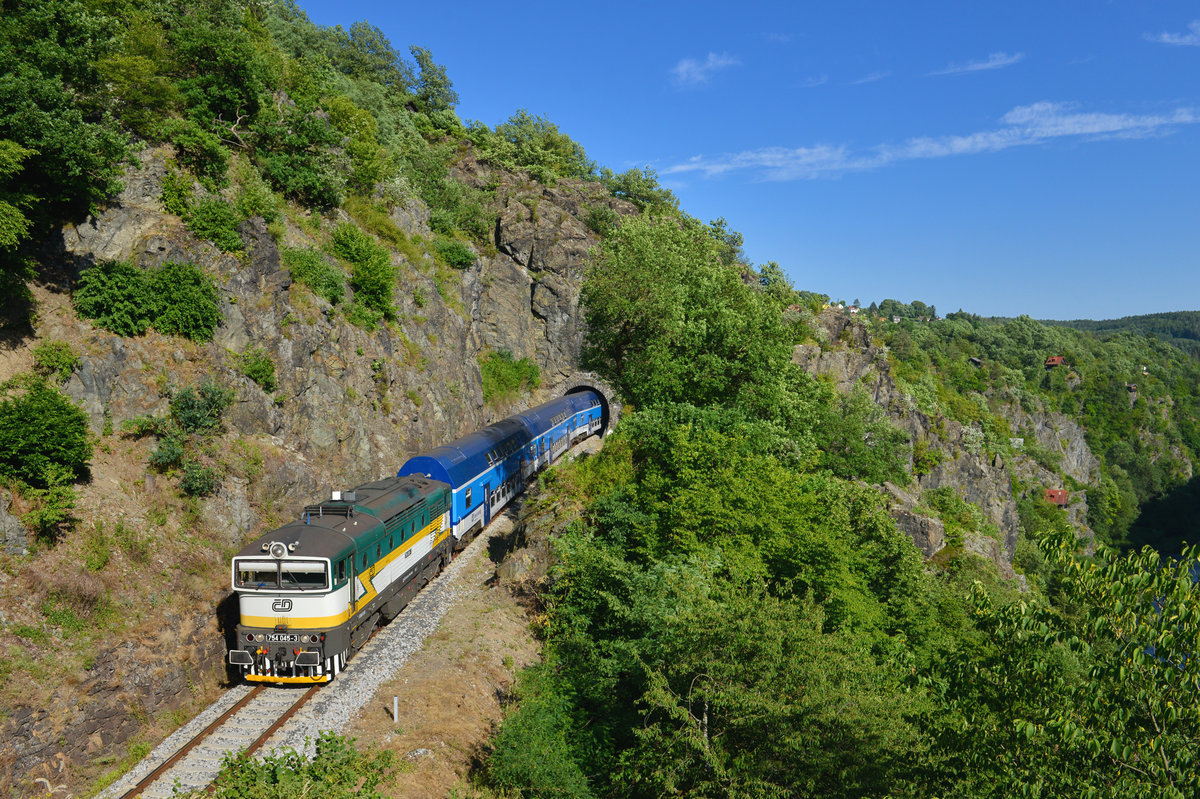 754 045 mit Os 9064 am 24.06.2017 bei Petrov u Prahy. 