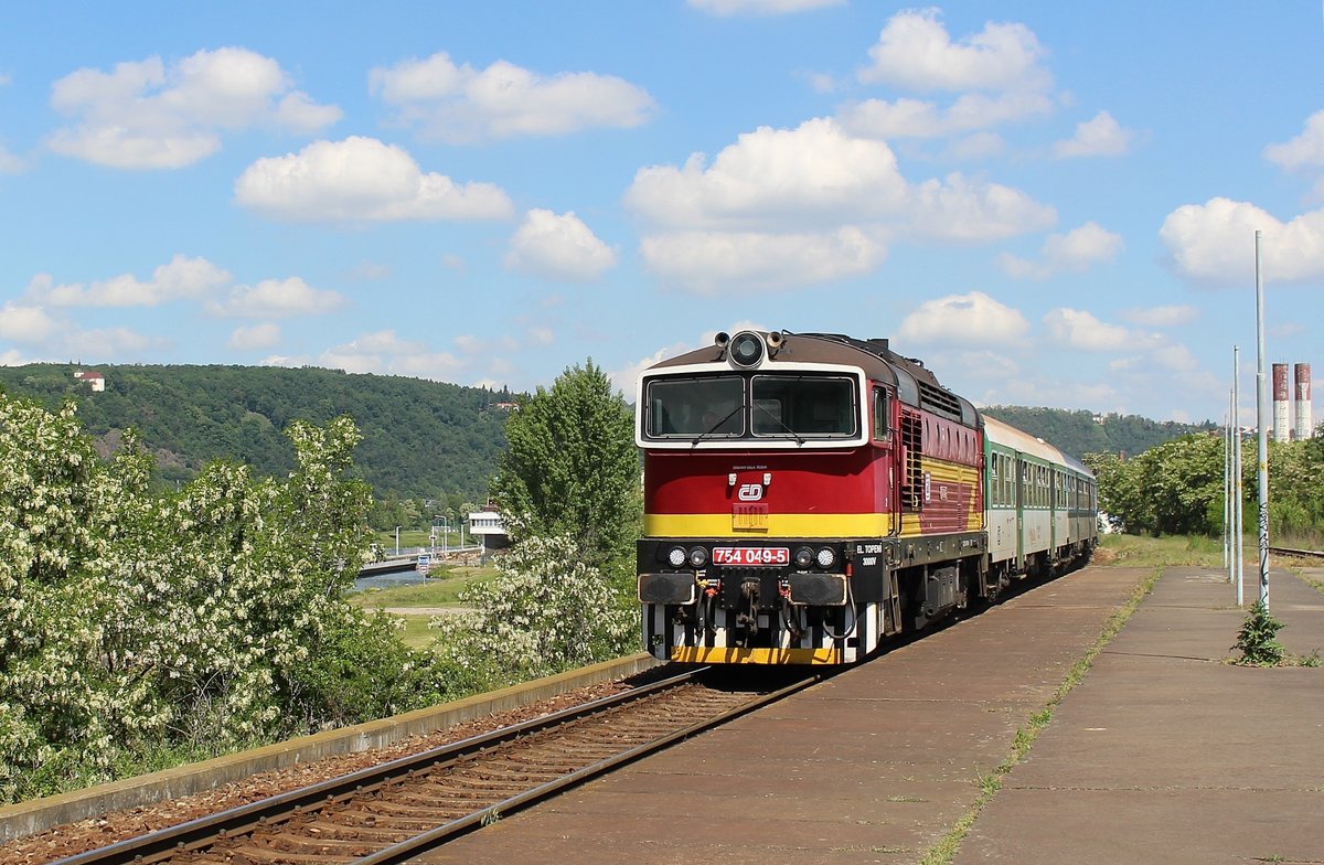 754 049-5 mit OS 9062 am 27.05.17 in Praha-Modřany zast.