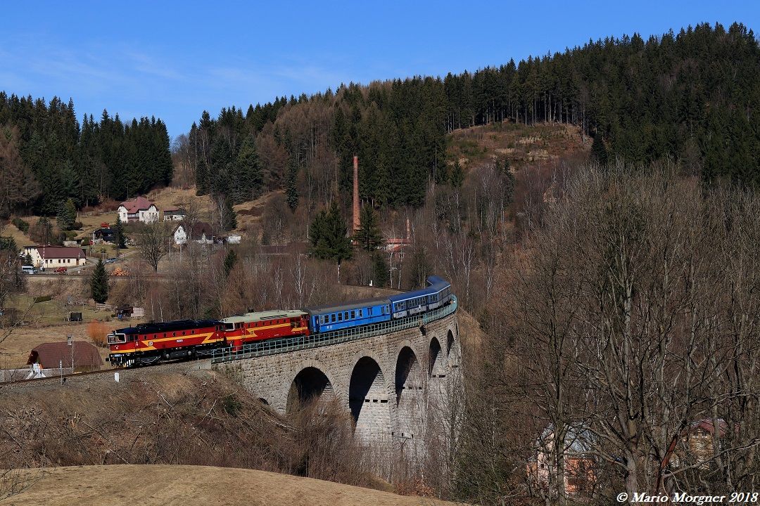 754 049-5 u. 750 308-9 mit den Sv 11964 Smržovka - Tanvald unterwegs auf dem Železniční viadukt Smržovka, 07.04.2018