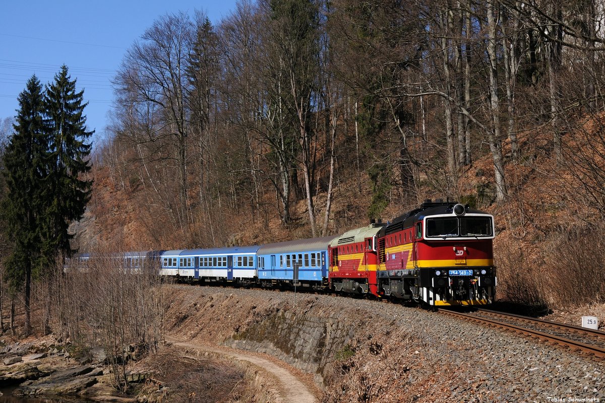 754 049 (CZ-CD 92 54 2 754 049-5) + 750 308 (92 54 2 750 308-9 CZ-) mit Sonderzug Sv11964 bei Tanvald am 07.04.2018 