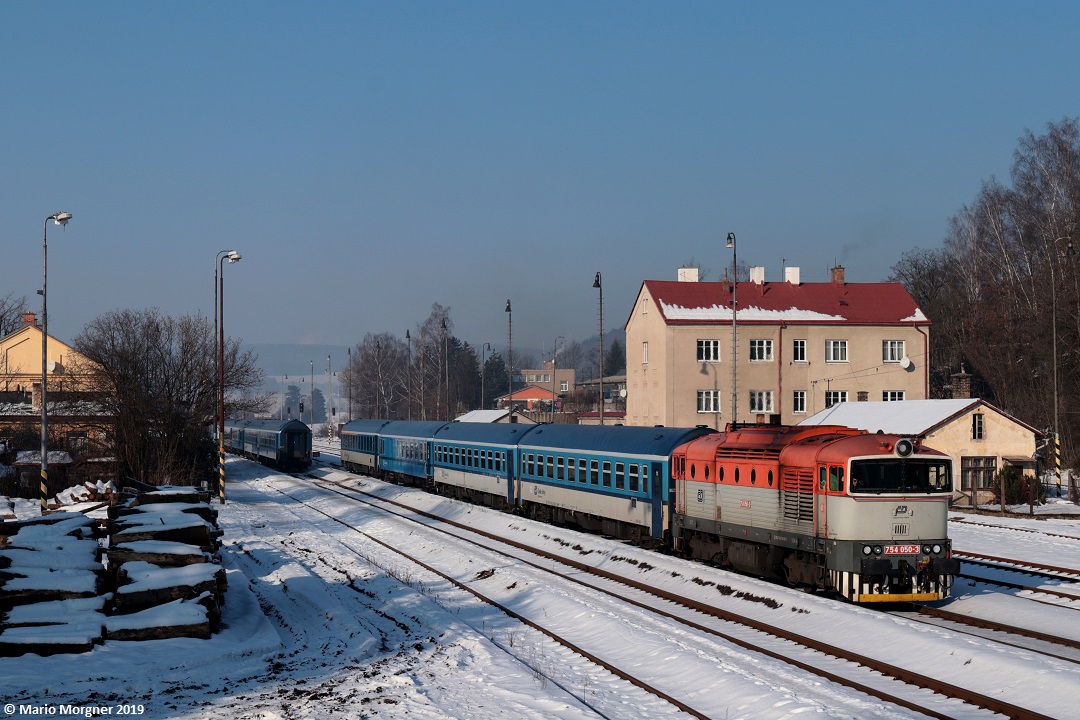 754 050-3 am R 928 nach Praha hl.n. unterwegs im Bf Malé Svatoňovice, 22.01.2019