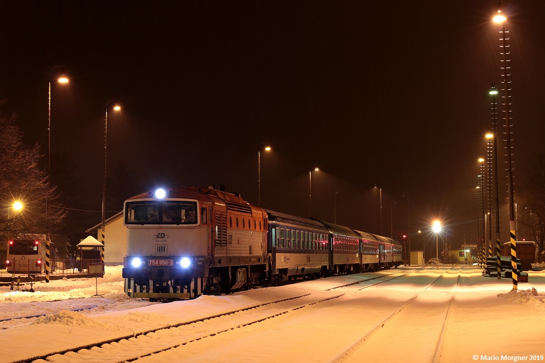 754 050-3 mit den R 920 Trutnov - Praha hl.n. unterwegs in Malé Svatoňovice, 08.01.2019
