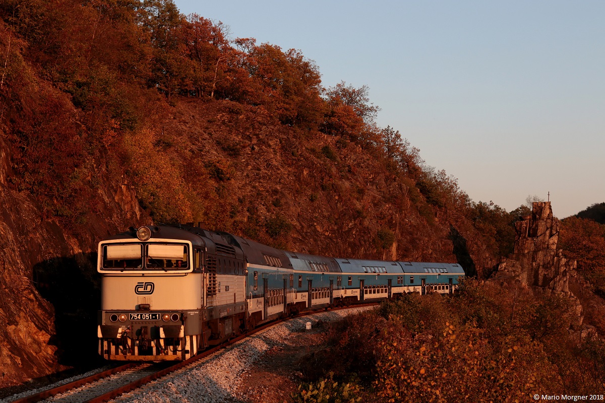 754 051-1 mit den Os 9068 von Čerčany - Praha hl.n. unterwegs bei Petrov u Prahy, 13.10.2018