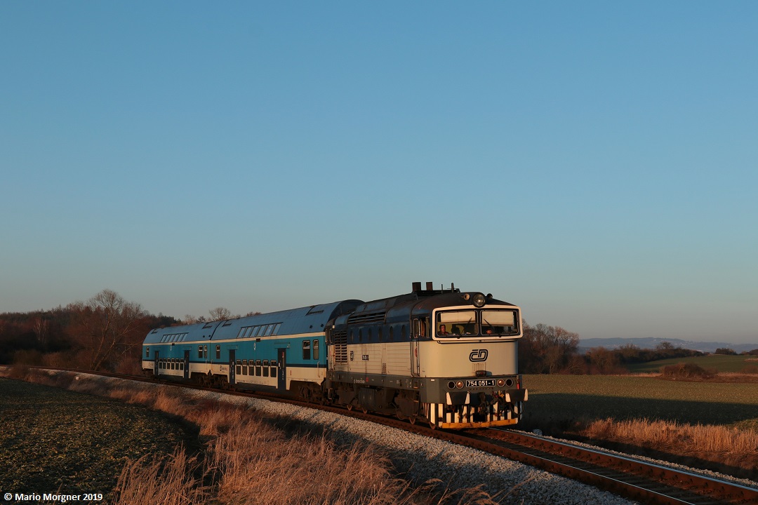 754 051 am Os 9068 von Čerčany - Praha hl.n. unterwegs zwischen Poříčí nad Sázavou Svárov - Pecerady, 16.02.2019