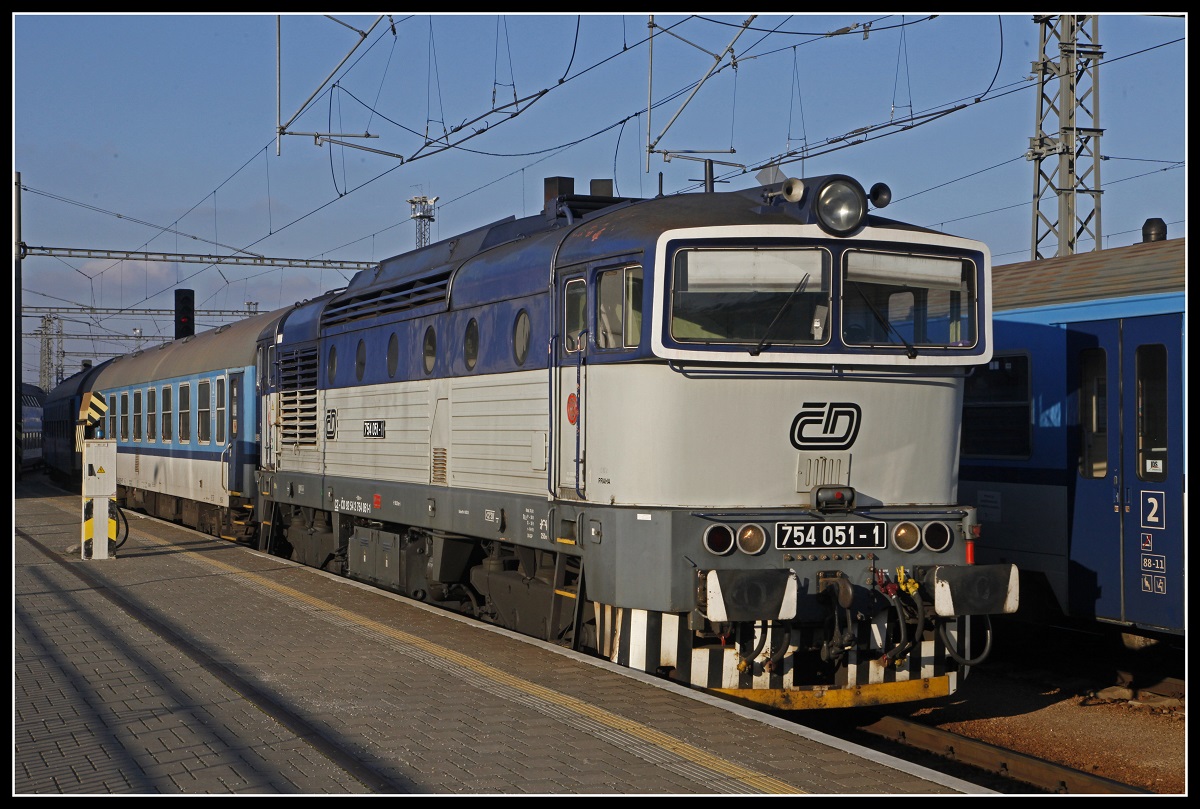 754 051 fährt am 21.01.2019 in Ceske Budejovice am Bahnsteig 1 ein.