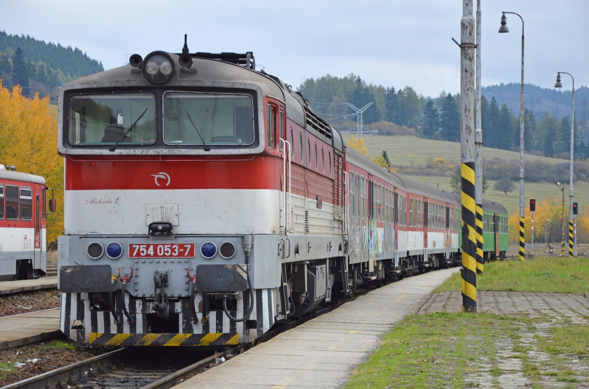 754 053-7 mit Regionalzuggarnitur im Knotenbahnhof Horn tubňa/Oberstuben; 19.10.2013