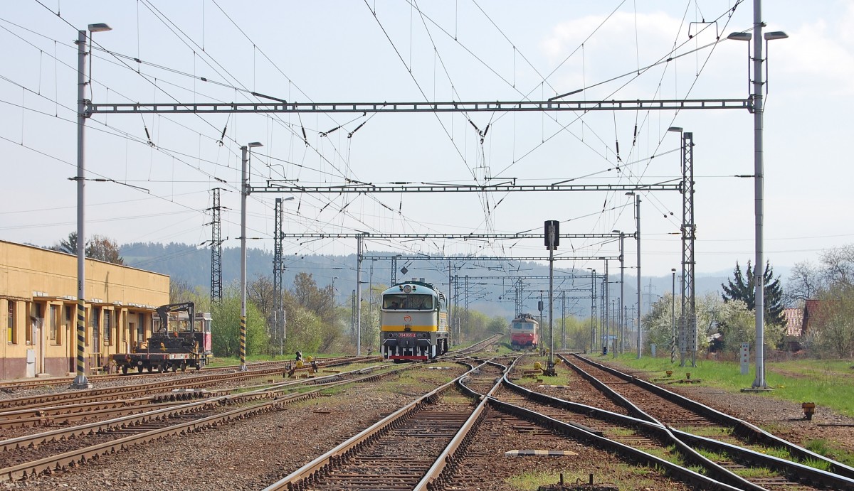 754 055-2 im Bahnhof Bansk Bystrica/Neusohl rangiert zum Fernzug R 811 „Horehronec“ in Richtung Brezno/Bries – Červen Skala – Koice/Kaschau, rechts BR 242 ČD kommt mit Zug aus Bratislava hl. st.; 18.04.2011  